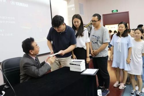 BG大游艺术家石叔诚与特邀艺术家顾平受邀于成都大学东盟艺术学院、音乐与舞蹈学院艺术实践周开展公开课